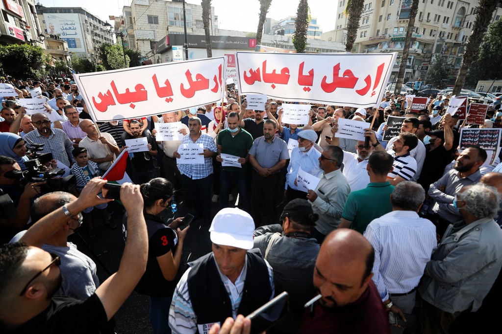 طالبوا برحيل الرئيس عباس... رام الله تخرج في مظاهرات تنديدًا بوفاة نزار بنات