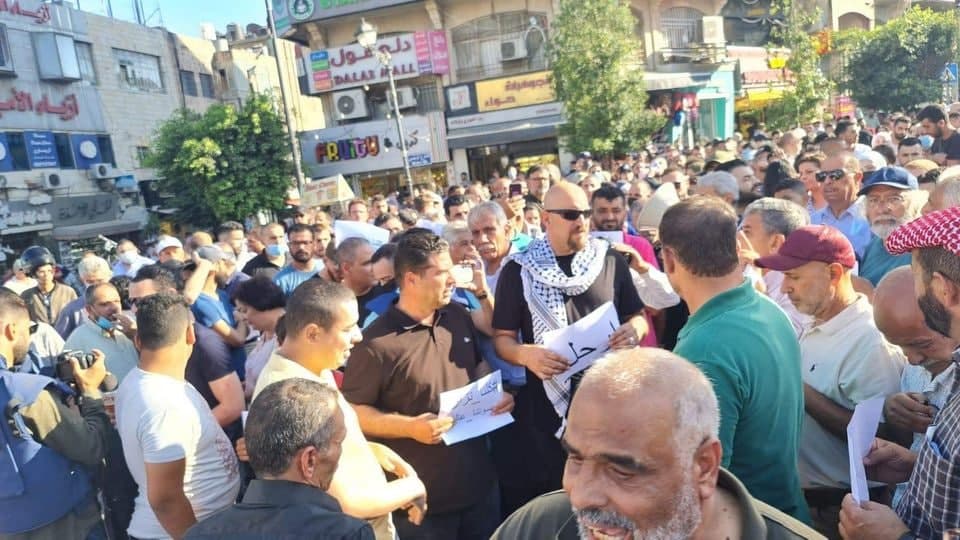 مسيرة في رام الله تندد باغتيال نزار بنات وتطالب برحيل عباس