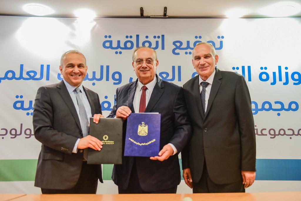 الاتصالات تقدم 520 منحة جامعية منها 60 منحة لمستفيدين جدد