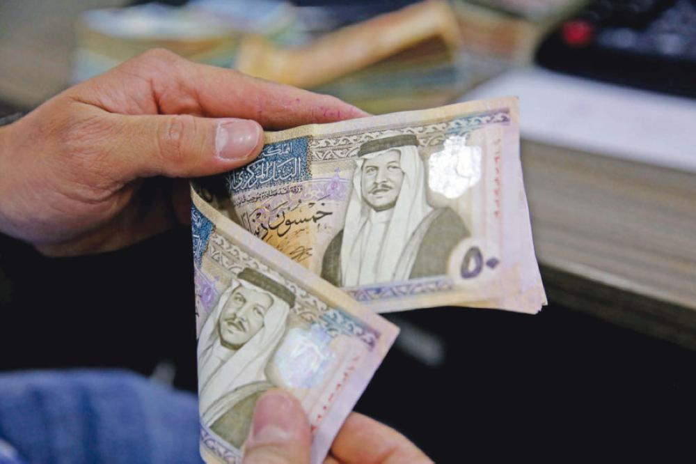 شح الدينار في غزة يطال الناجحين بالثانوية والمقبلين على الزواج