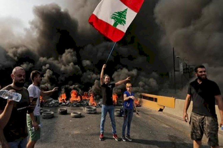 لبنانيون يقطعون الطرق بالإطارات المشتعلة احتجاجا على تردي الأوضاع المعيشية