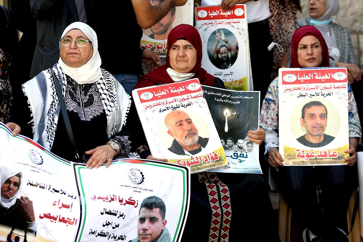 الأسرى في كافة السجون الإسرائيلية يواصلون النضال ضد السياسات التعسفية