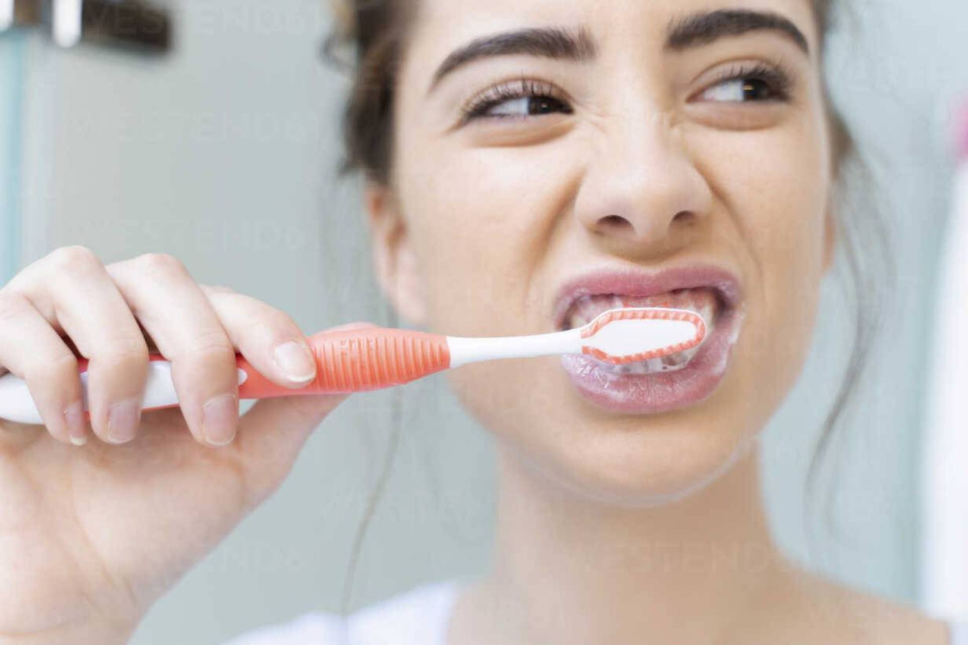 احذر هذا الوقت خطير لـ "تنظيف الأسنان".. طبيب أسنان شهير يوضح