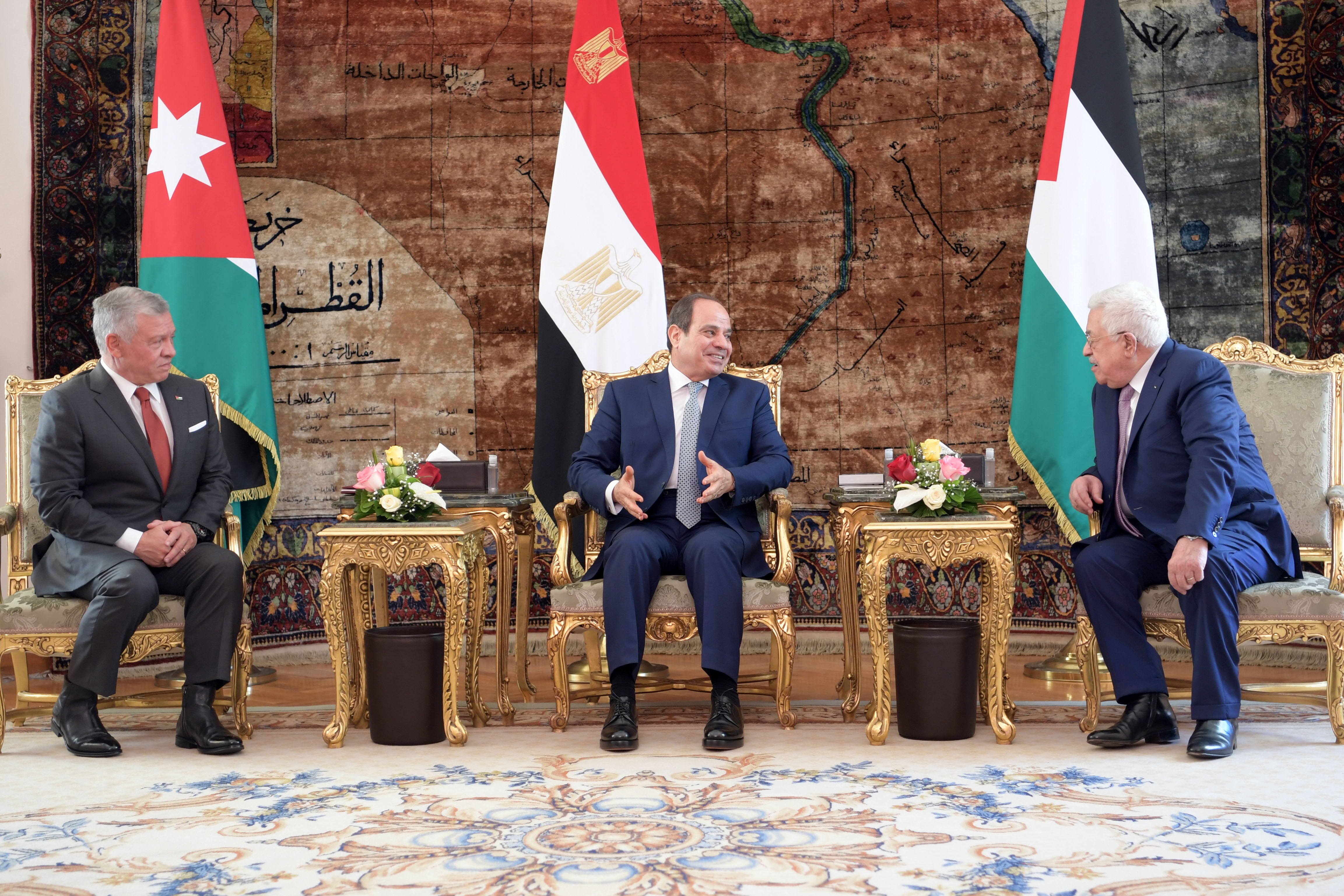 القاهرة: بدء قمة ثلاثية بين الرئيس عباس وملك الأردن والرئيس المصري