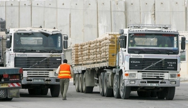 حقوق الإنسان: جيش الاحتلال مازال يفرض قيودا على توريد السلع