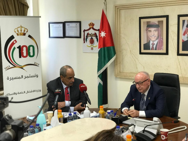 وزير الأشغال يبحث بنود مذكرة التفاهم التي تم توقيعها مع الأردن عام 2017