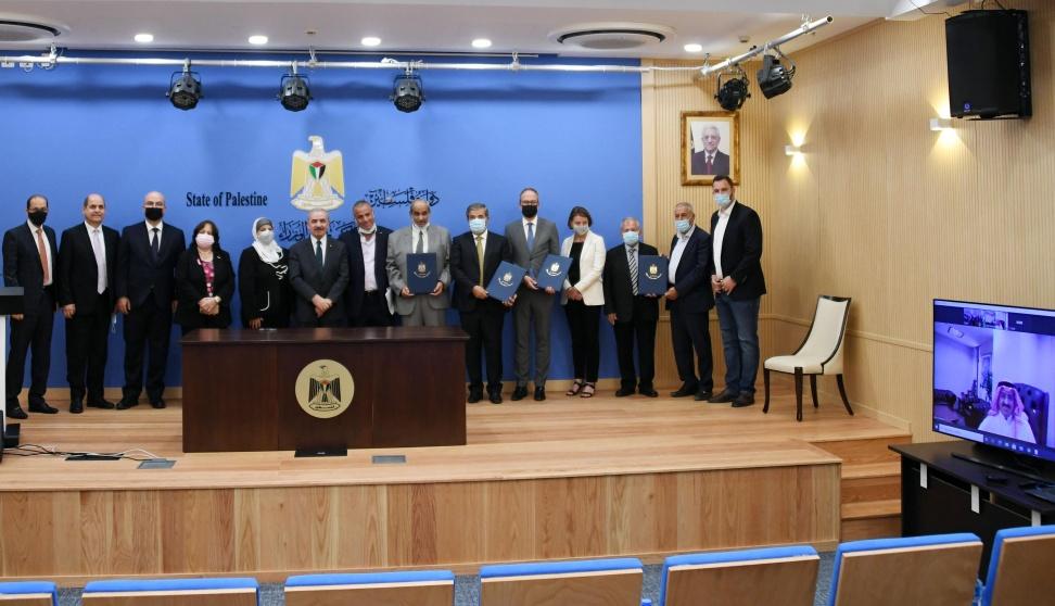 الحكومة توقّع المرحلة الأولى من مخصصات الصناديق العربية والإسلامية
