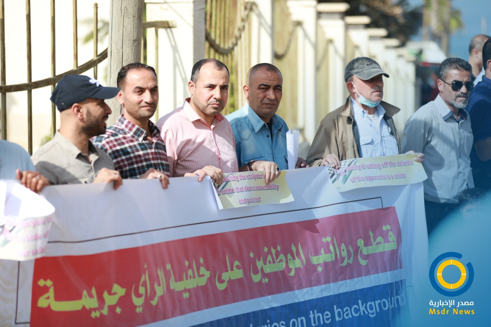 المقطوعة رواتبهم بغزة يطالبون الاتحاد الأوروبي بالضغط على السلطة لاستعادتها