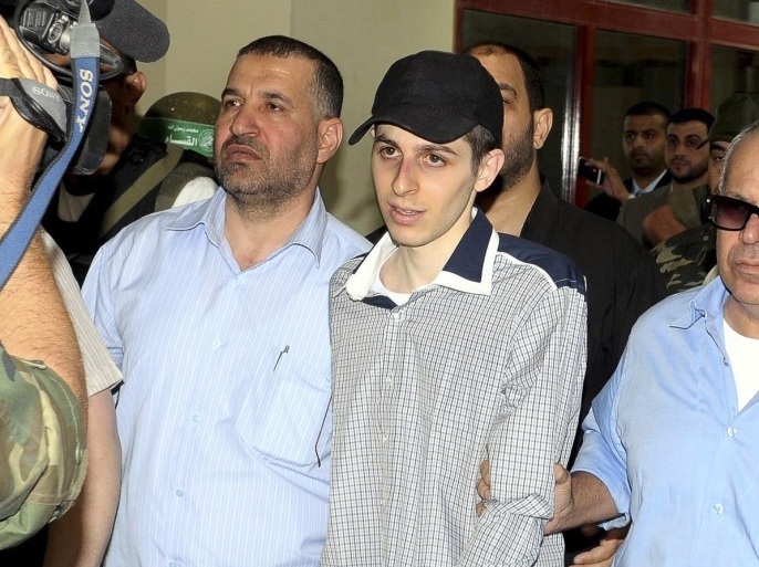 والد شاليط: الإفراج عن 1027 أسير فلسطيني مقابل تسليمه "فشل ذريع"