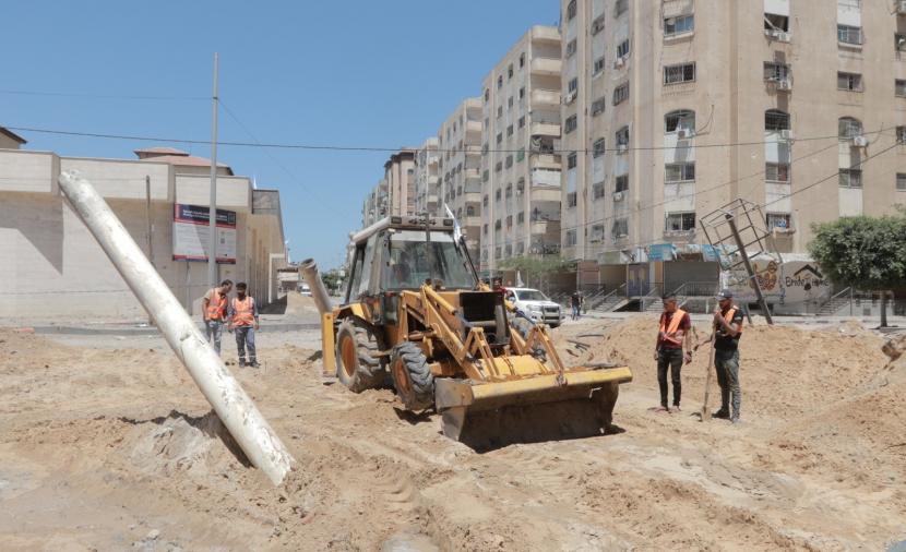 السراج لمصدر: سنشرع بإصلاح 70 نقطة بنى تحتية متضررة بالتعاون مع قطر