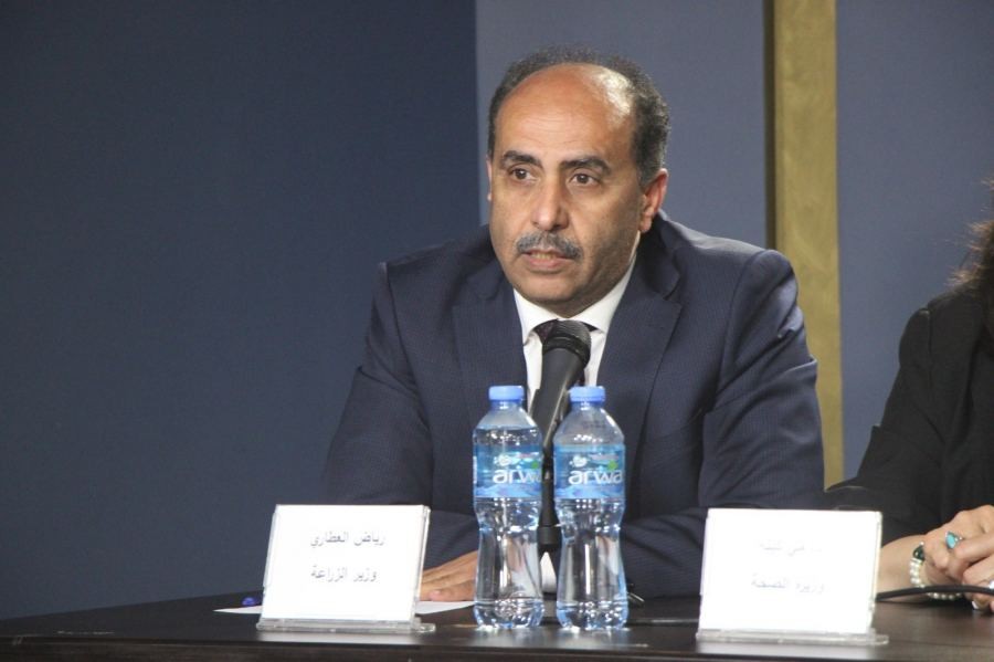 العميري يطمئن على وزير الزراعة بعد اعتداء المستوطنين عليه