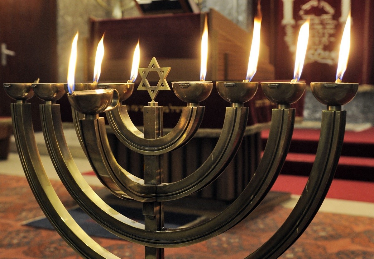 مستوطنون ينصبون شمعدانات في الأغوار الشمالية