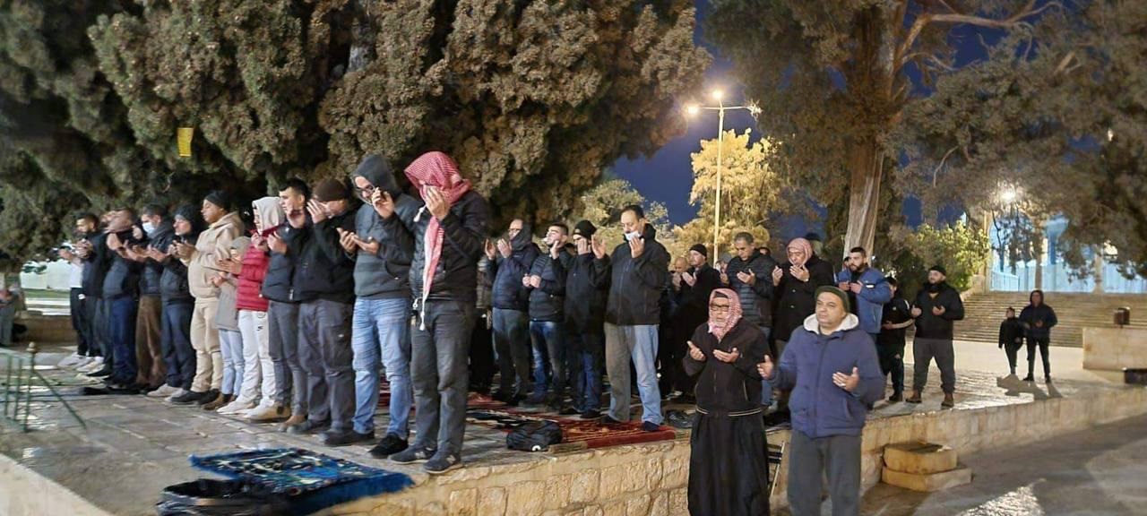 جموع كبيرة من الفلسطينيين يؤدون صلاة الفجر في المسجد الأقصى (صور)