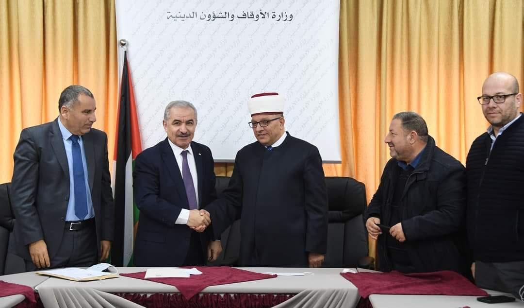 اشتية يسلم هب الريح والبكري حقيبتي الداخلية والأوقاف