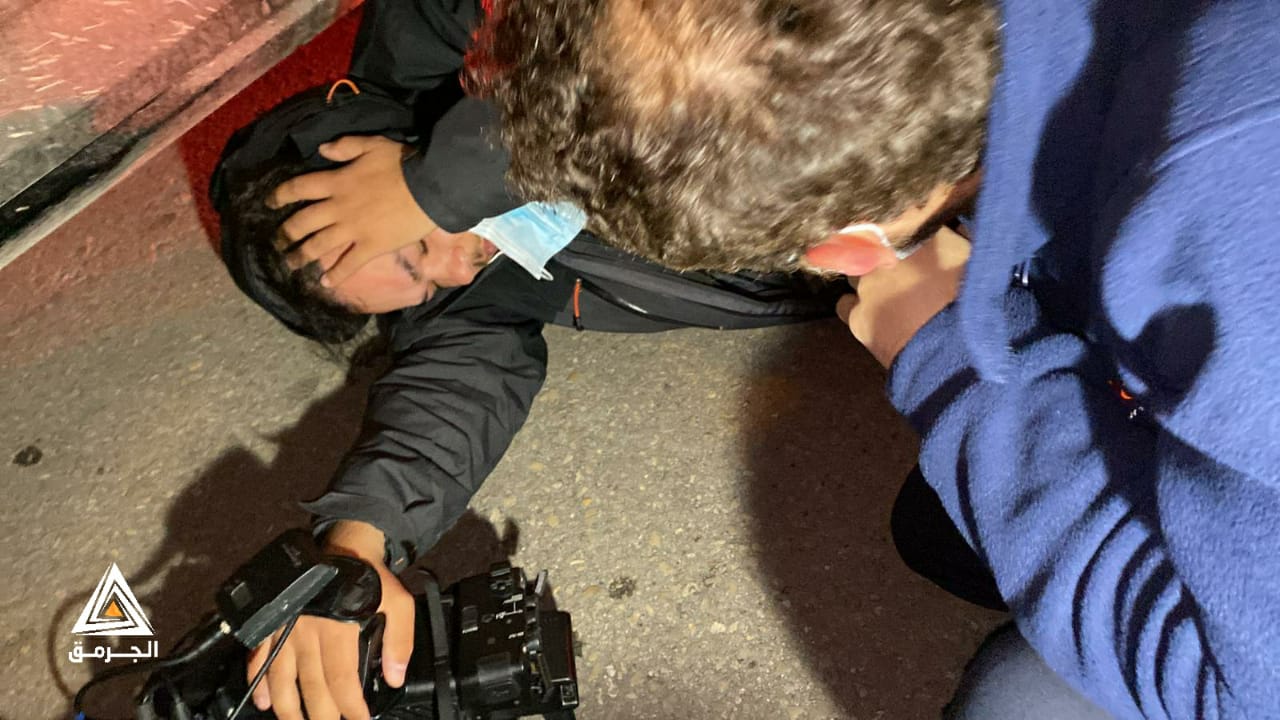 نشطاء إسرائيليون يعتدون على مصور صحفي أمام المستشفى الذي يمكث به أبو هواش