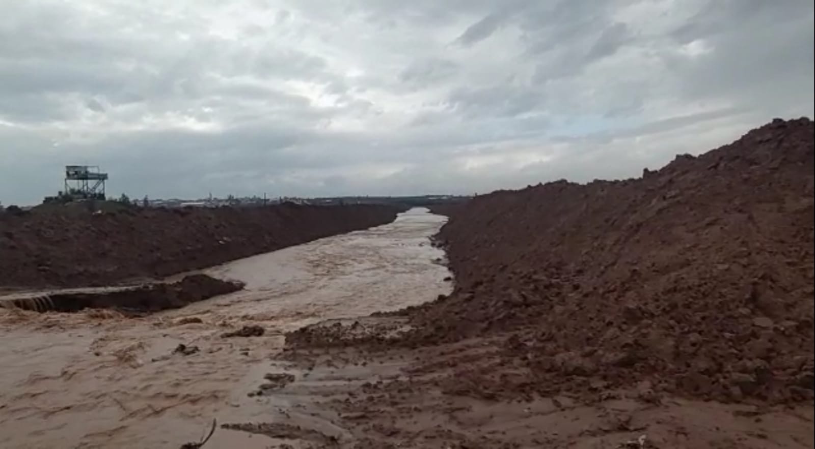 بالفيديو: بدء تدفق المياه في وادي بيت حانون