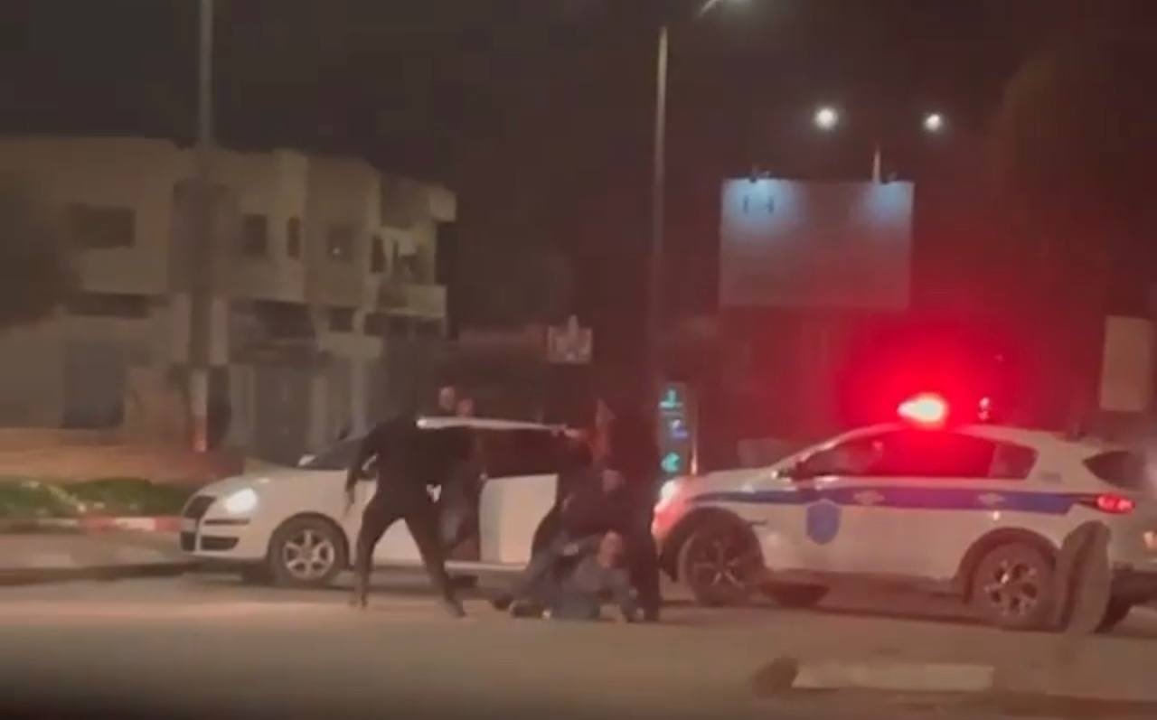 توتر يسود مخيم جنين بعد الاعتداء على نجل الأسير زكريا الزبيدي واعتقاله