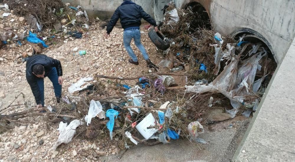 الأشغال تناشد بضرورة التوقف عن رمي النفايات بقنوات المياه والأودية
