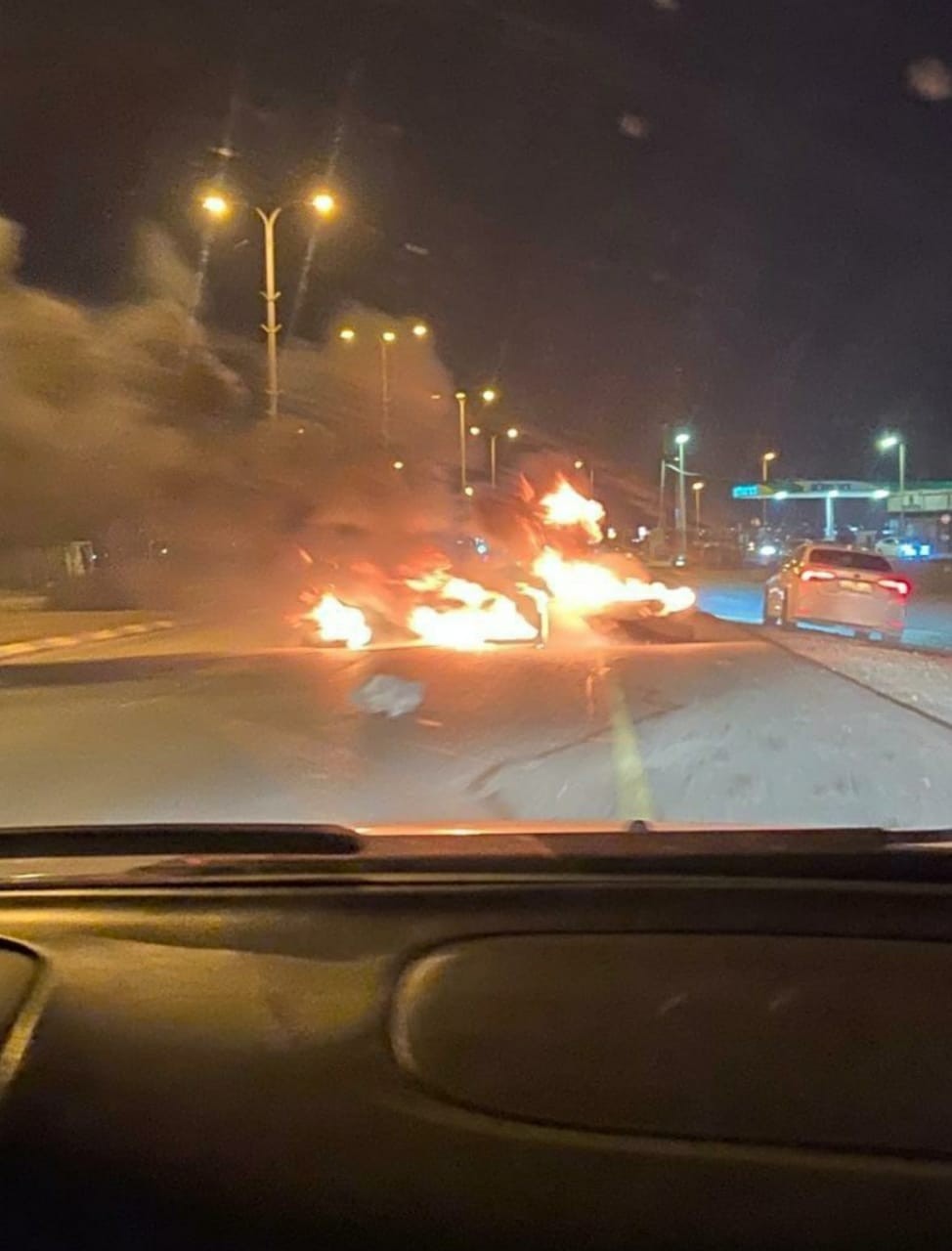 المواجهات في النقب تتجدد وشبان يحرقون سيارة لشرطة الاحتلال