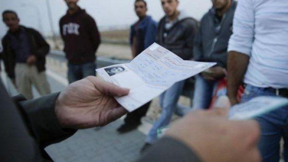 وزارة العمل لمصدر: ضباط بجيش الاحتلال يعملون سماسرة تصاريح في الضفة