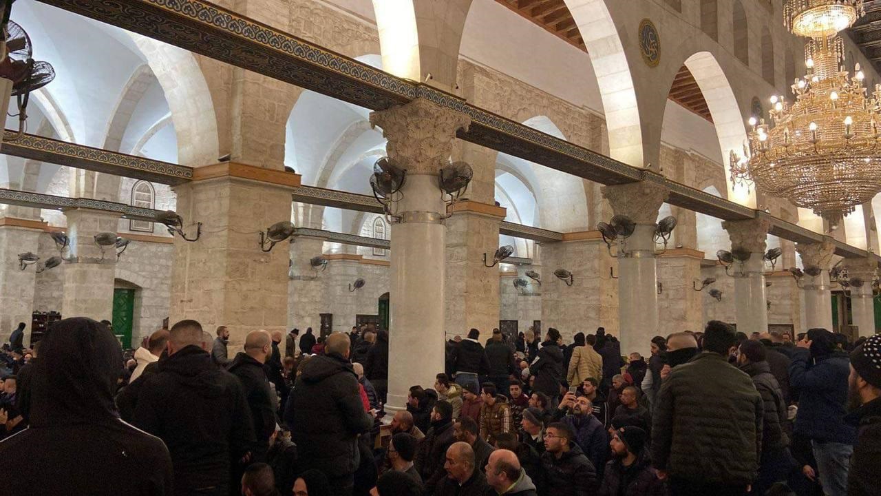 الفلسطينيون يؤدون صلاة الفجر العظيم في المسجد الأقصى