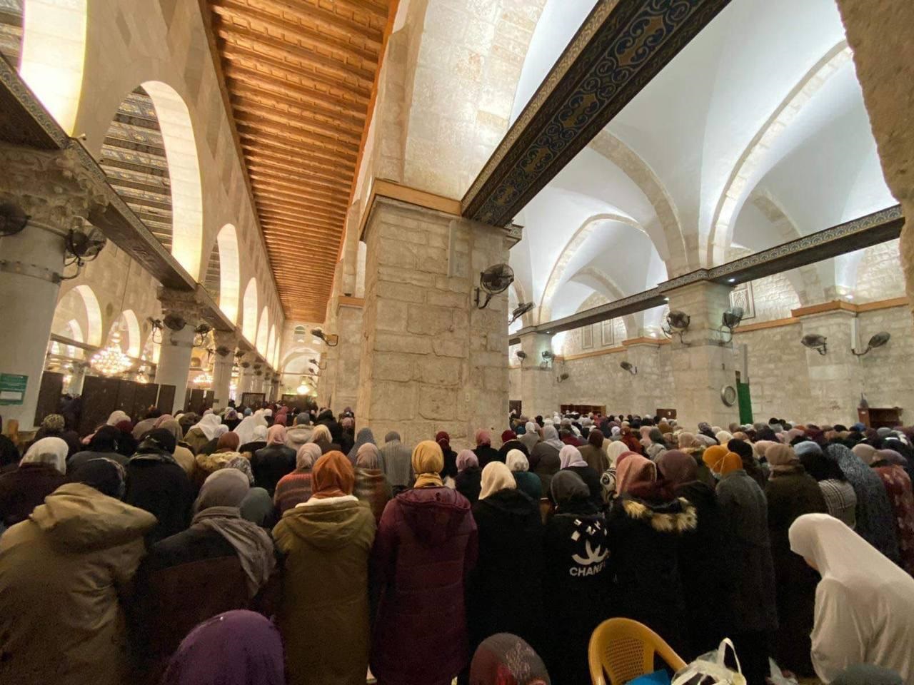 مع اقتراب الأعياد اليهودية..جُموع غفيرة تُؤدي صلاة الفجر في رحاب المسجد القبلي
