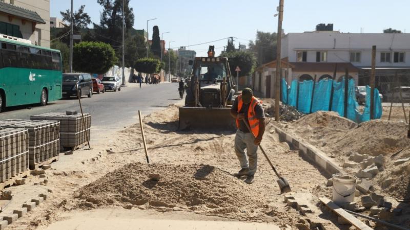 استكمال الصيانة المؤقتة للشوارع المتضررة من العدوان