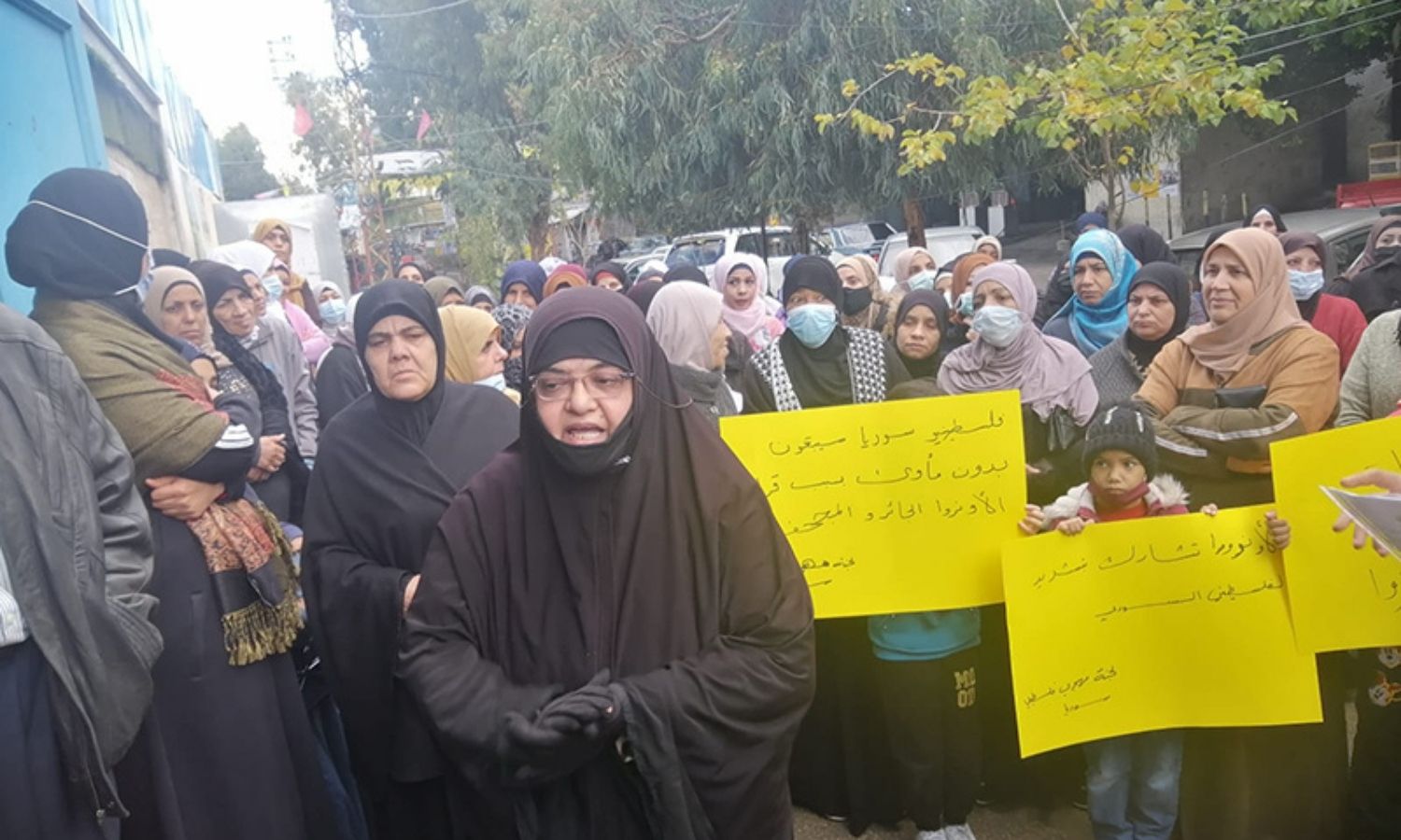 العائلات الفلسطينية المهجرة من سوريا إلى لبنان تواصل الاحتجاج أمام مقر "أونروا"