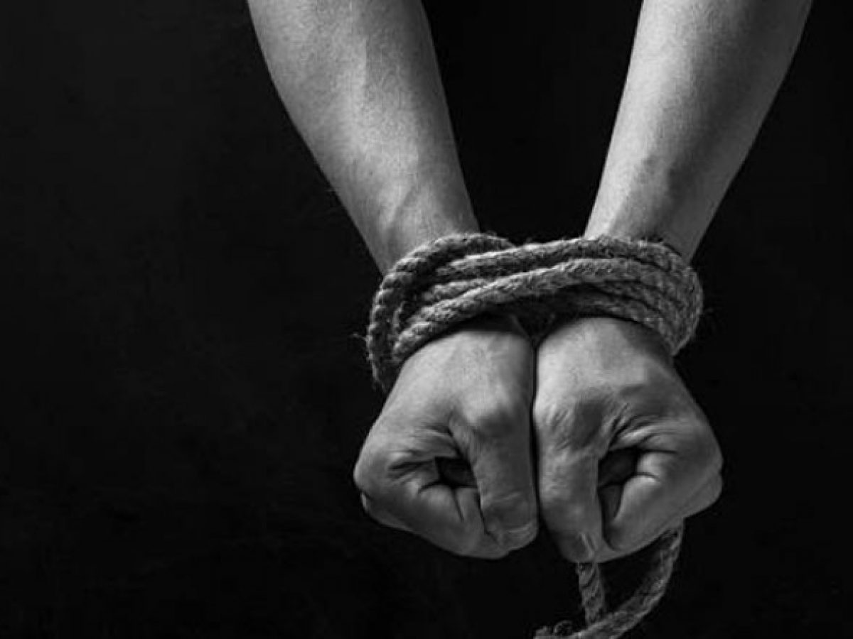 في واقعة غريبة .. يمنية تختطف طليقها وتضربه