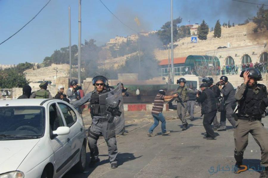 مصابون بالاختناق إثر اعتداء الاحتلال في جامعة القدس في بلدة أبو ديس