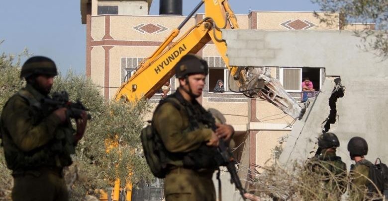 القدس: قوات الاحتلال تخطر عائلة في جبل المكبر بهدم منزلها ذاتياً