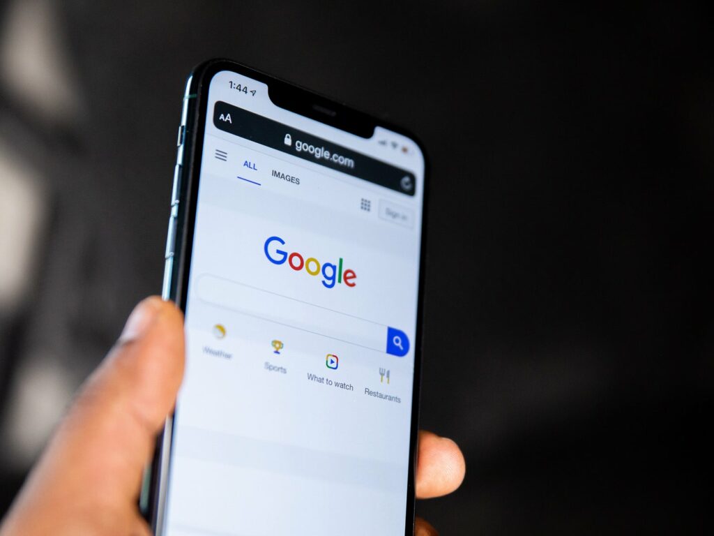 احذف بياناتك الآن .. جوجل تعرف عنك كل شيء!