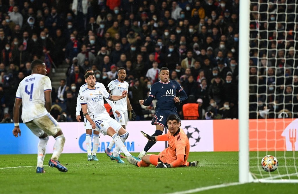 اقتحام الخليفي لغرفة الحكام.. ماذا حدث بعد انتهاء مباراة سان جيرمان مع ريال مدريد؟