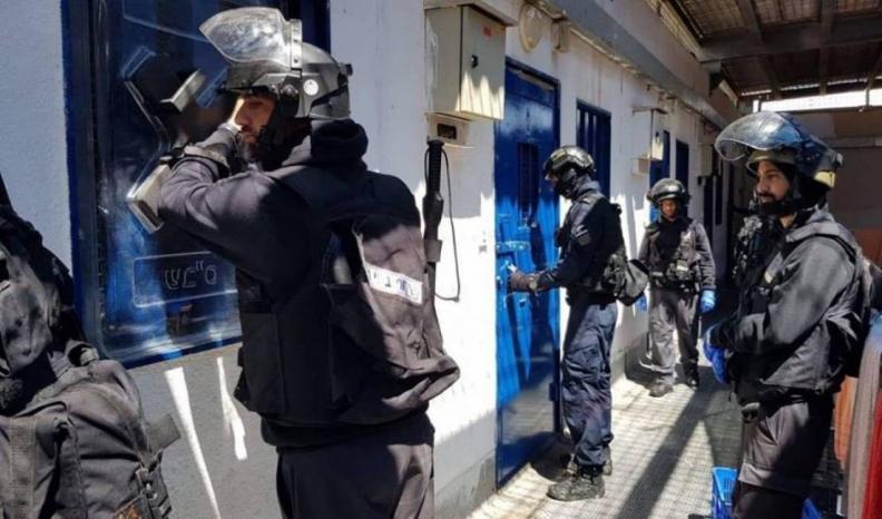 الاحتلال يزعم احباط محاولة هروب أسرى فلسطينيين من سجن عوفر