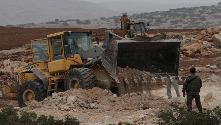الاحتلال يواصل تجريف أراضٍ غرب سلفيت