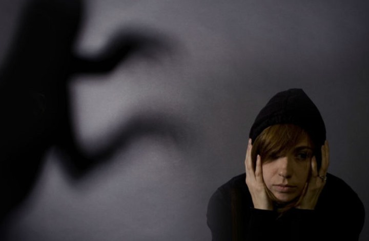 امرأة تثير الجدل خلال حديثها مع الجن .. فيديو