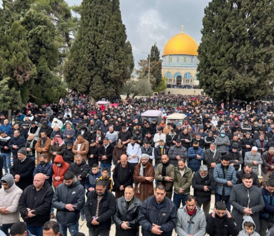 عشرات المقدسيين يؤدون صلاة الجمعة في المسجد الأقصى