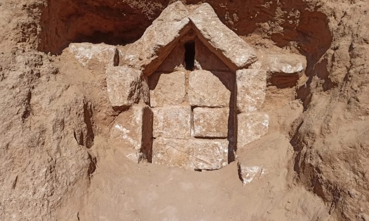 طالع تفاصيل العثور على 25 قبرًا من العهد الروماني غرب غزة