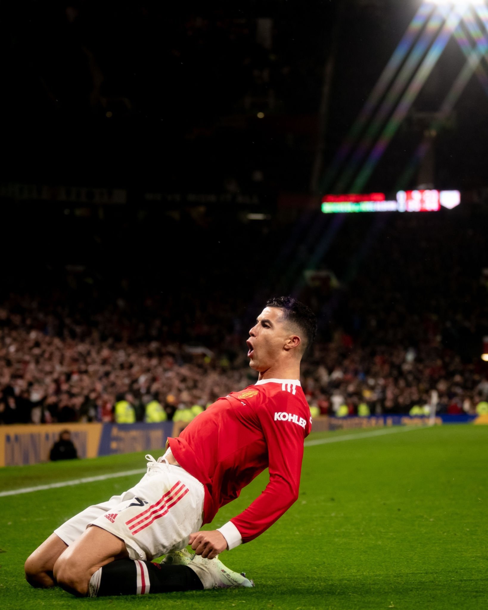 تصرف غريب من رونالدو في الديربي يزيد أزمات مانشستر يونايتد