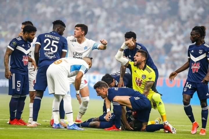 كونفرنس ليغ: لاعب يطالب الحكم بإلغاء هدف أحرزه لفريقه