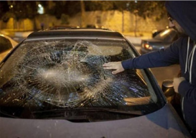 مستوطنون يهاجمون مركبات المواطنين ببلدة سنجل