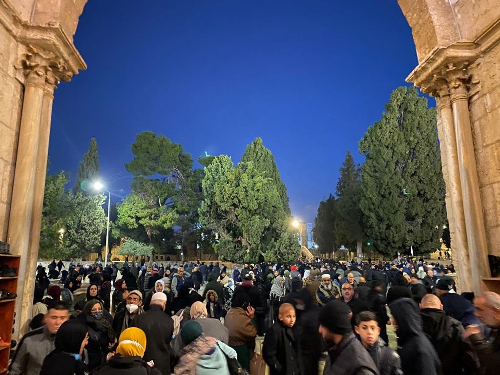 آلاف يؤدون صلاة الفجر في المسجد الأقصى والحرم الإبراهيمي