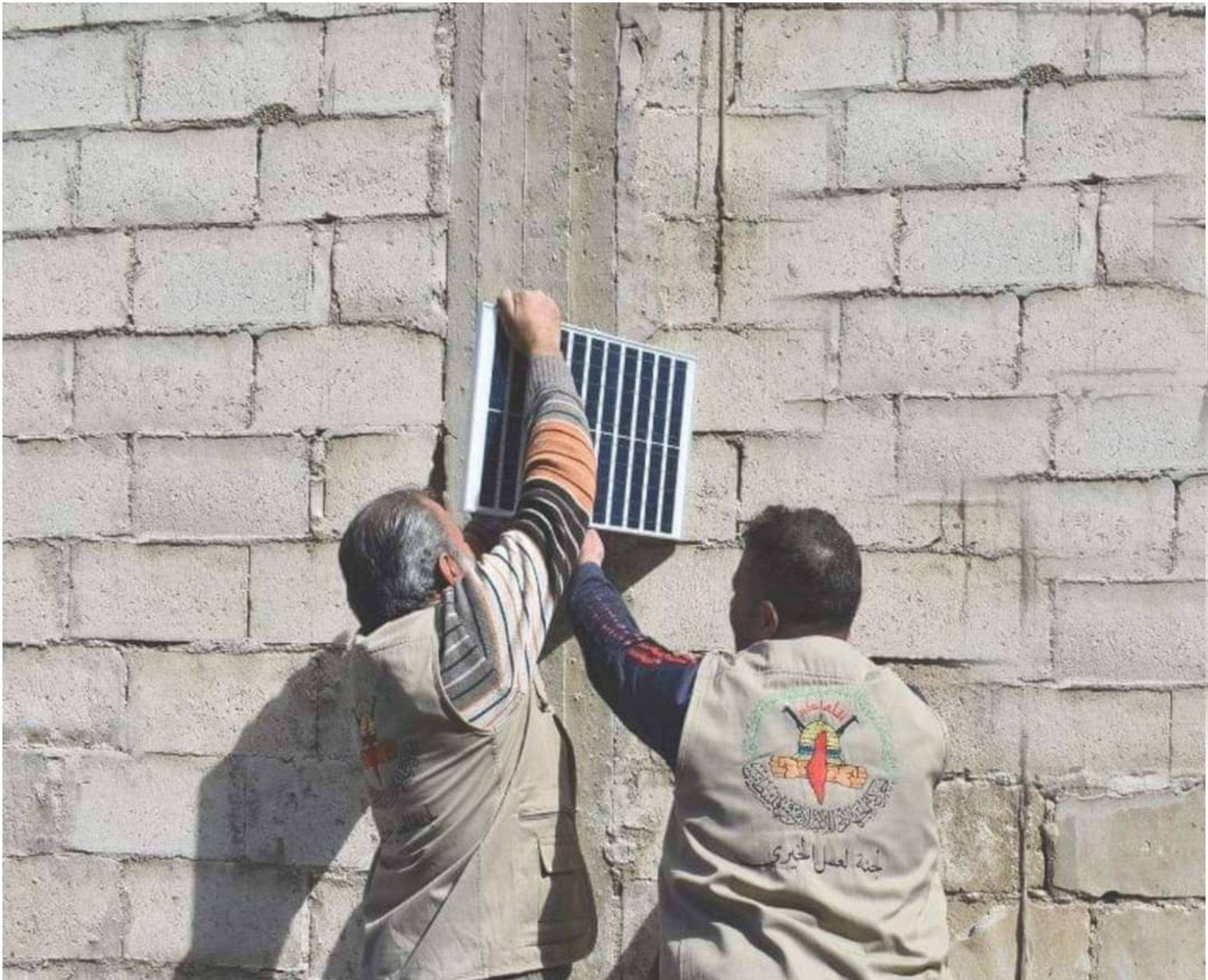 حملة خيرية لتركيب إنارة في شوارع مخيم العائدين بحمص السورية