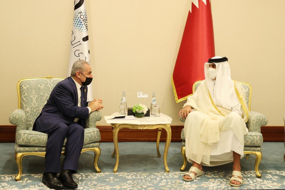 اشتية يلتقي أمير قطر في الدوحة