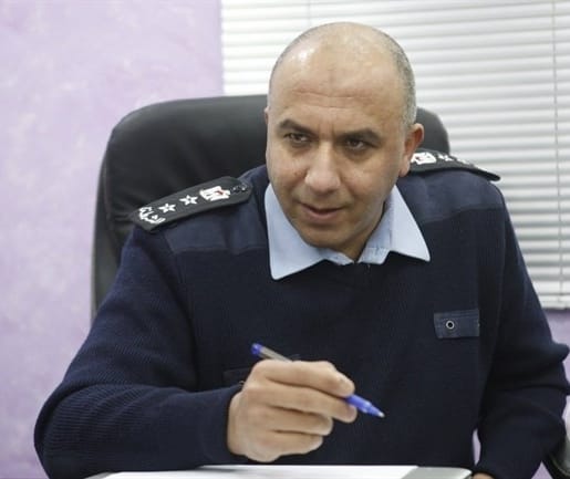 الاحتلال يحتجز مدير شرطة ضواحي القدس ومرافقه