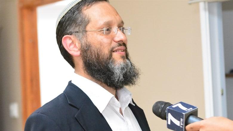 حاخام إسرائيلي يغلق مدخل رام الله احتجاجاً على عملية بئر السبع