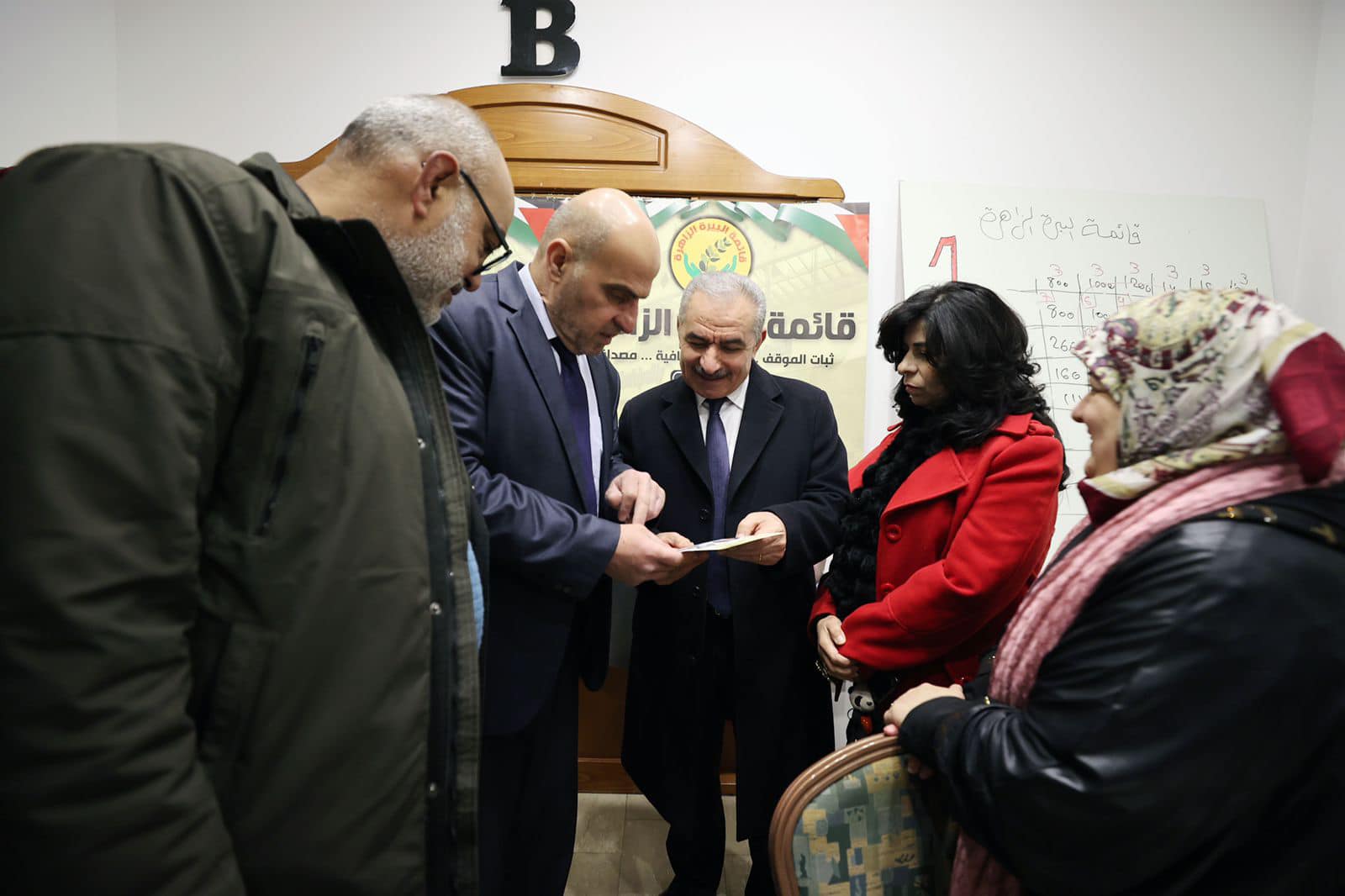 ماذا قال اشتية خلال تفقده مراكز القوائم الانتخابية بمدينة البيرة؟