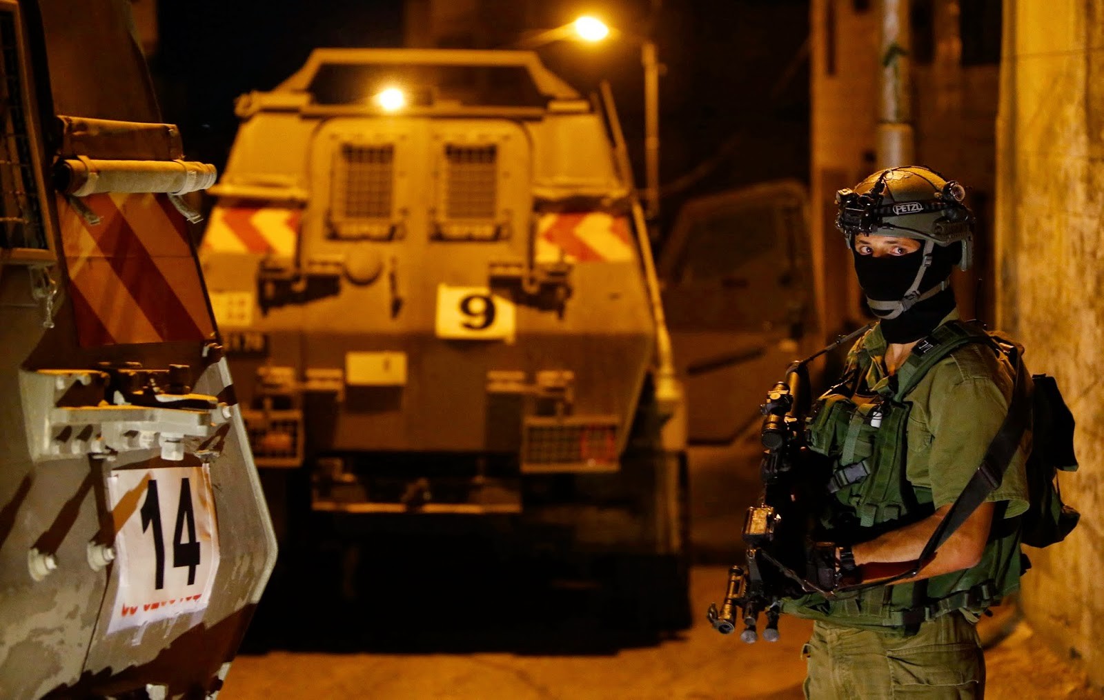 قوات الاحتلال تعتقل فلسطينيين في الضفة بينهم أسرى محررون