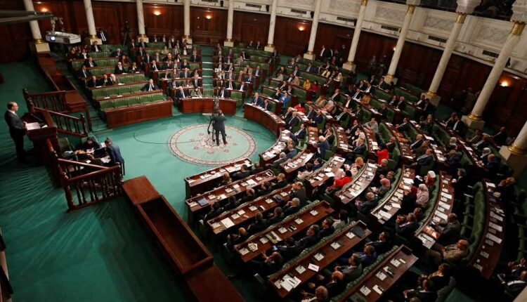 الرئيس التونسي يُعلن حل البرلمان في البلاد لهذه الأسباب