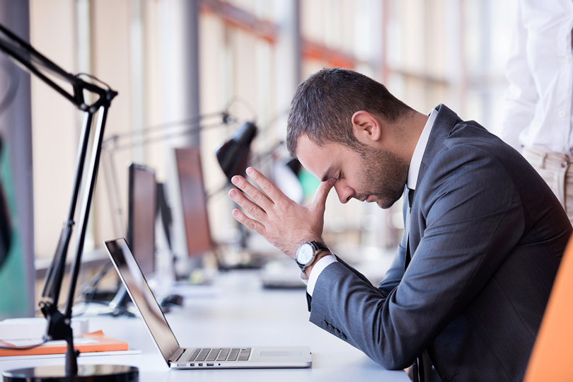مرض يصيب الموظفين بسبب حركة اليدين.. هذه مخاطره